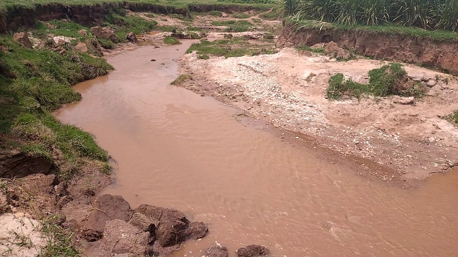Huye: Abaturage barataka ibihombo batezwa n'igishanga cyangiritse.