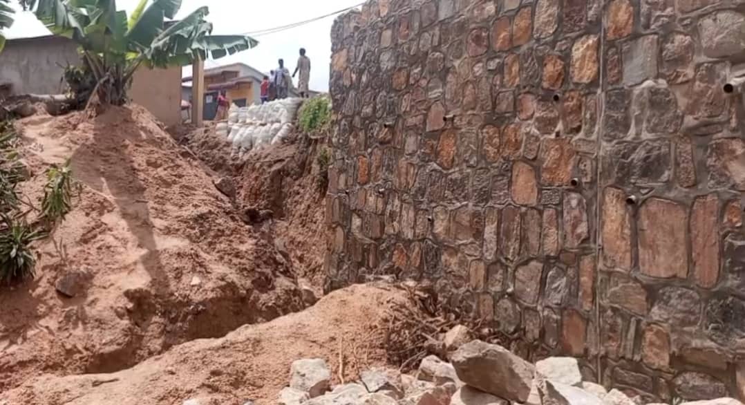 Rutsiro: Bagaragaza ko bashyizwe mu byago n'urukuta rwubatswe hejuru y'amazu batuyemo