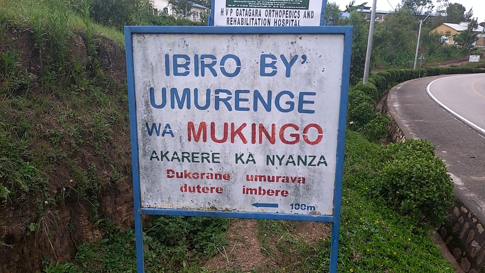 Nyanza: Umugabo yateye urugo rwa bagenzi be babiri arabatema. 